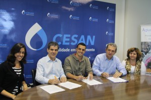 Diretor de Meio Ambiente da Cesan, Anselmo Tozi, o diretor da Building Forests, Tiago Vargas e o presidente da Cesan, Neivaldo Bragato, assinam contrato para recuperar Parque da Manteigueira.