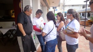 Equipe da Cesan,  Secretaria de Meio Ambiente e Vigilância Sanitária de Guarapari realizam abordagem em comércios do município. 